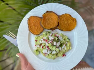 Reggeli édesburgonya toast avokádós tojáskrémmel, zöldségekkel